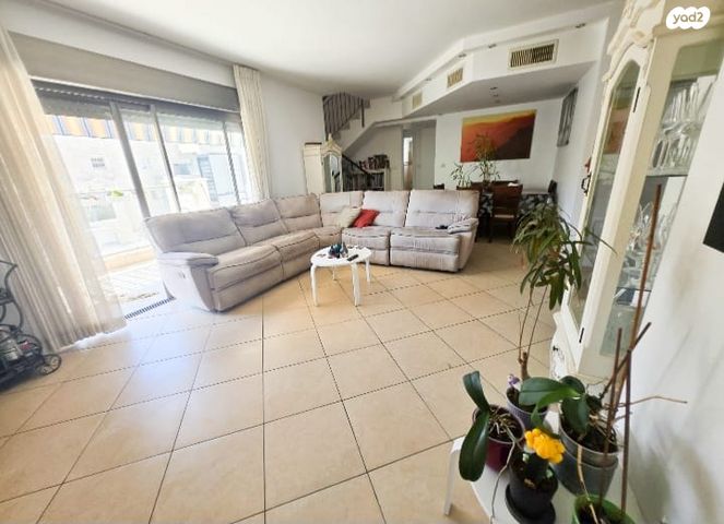 גג/ פנטהאוז, מודיעין מכבים רעות