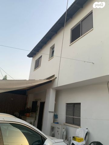 דו משפחתי, הבנים, קרית עקרון