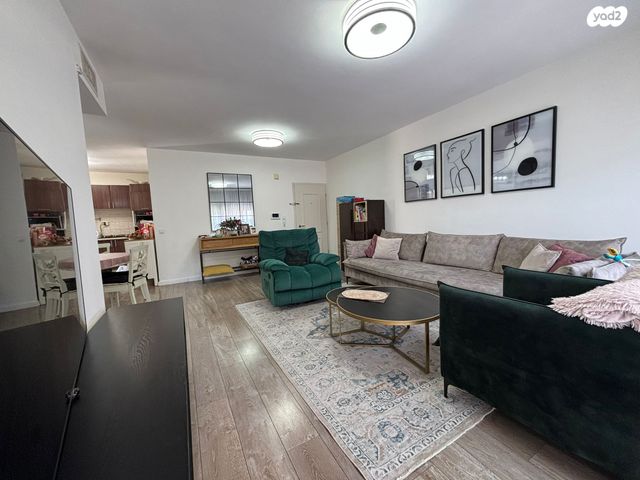 דירה, דבורה ברטונוב, קרית אילון, חולון