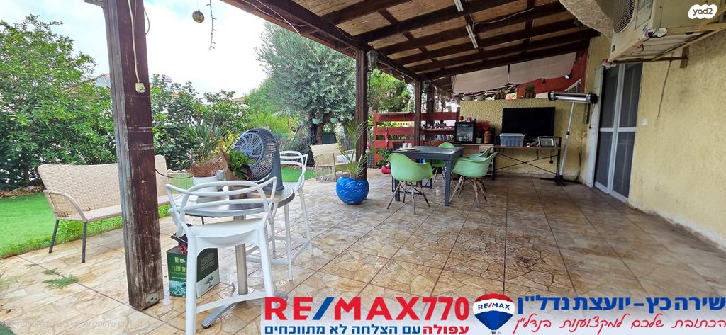 דו משפחתי, כלניות, אחוזת ברק