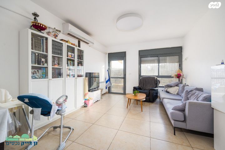 דירה, יצחק רפאל, חומת שמואל, הר חומה, ירושלים