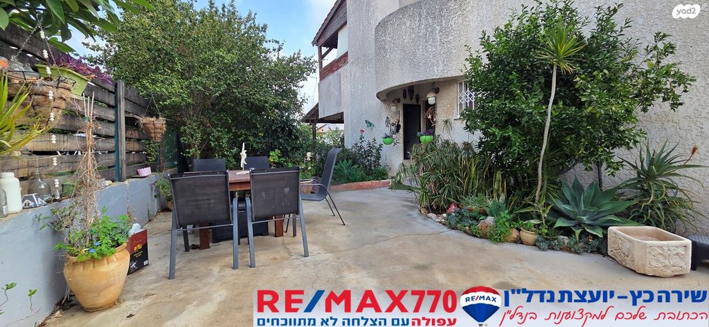 דו משפחתי, כלניות, אחוזת ברק