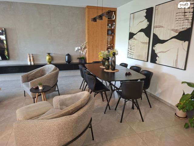 דירת גן, מוצא עילית