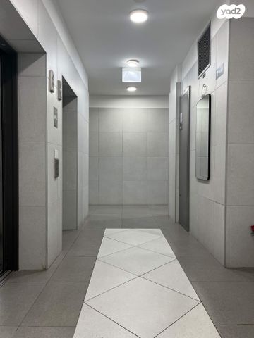 דירה, אהוד מנור, נאות אפק, אפקה, קרית ביאליק