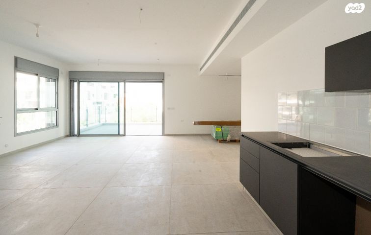 דירה, רחבעם זאבי, הרצליה