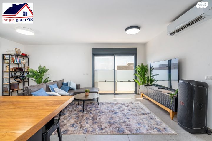 גג/ פנטהאוז, נרקיס, הפרחים, חריש