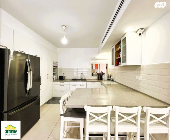 דירה, נחל איילון, צור יצחק