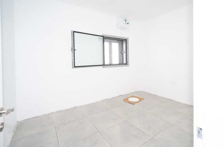 דירה, רחבעם זאבי, הרצליה