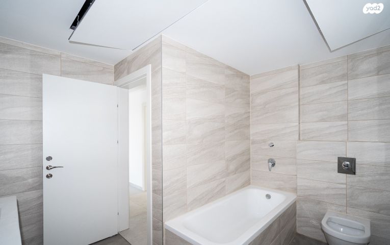 דירה, רחבעם זאבי, הרצליה