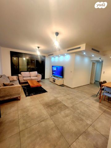 דירה, דולפין, גלי כרמל, טירת כרמל