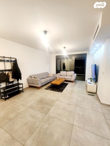 דירה, דולפין, גלי כרמל, טירת כרמל