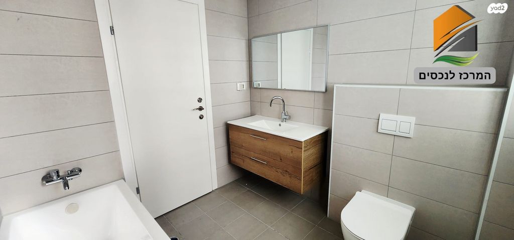 דירה, יעקב תמרי, חצרות המושבה, רחובות