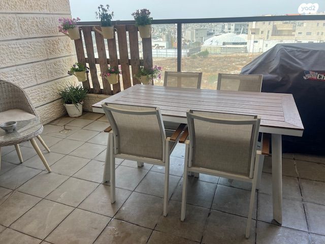 דירה, צור יצחק