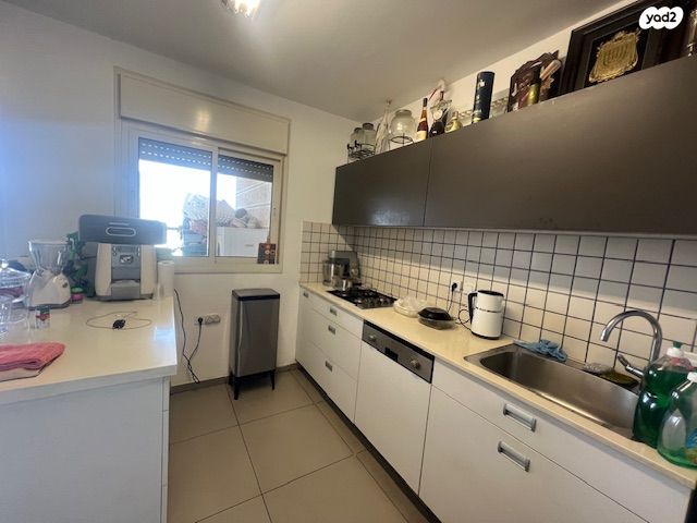 דירה, צור יצחק