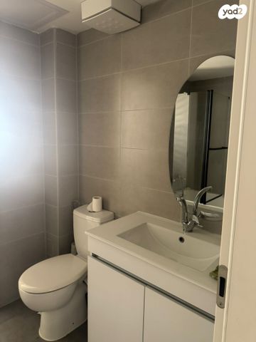 דירה, הרב מצליח מאזוז, גבעת ציון וגבעת הפרחים, אשקלון