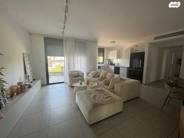 דירה, הרב מצליח מאזוז, גבעת ציון וגבעת הפרחים, אשקלון