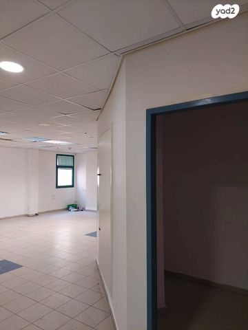 חנויות/ שטח מסחרי, מרכז פרדס חנה, פרדס חנה כרכור