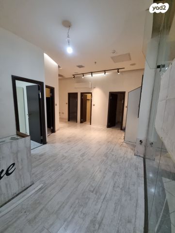 חנויות/ שטח מסחרי, יהושע רבינוביץ 56, בן גוריון, חולון