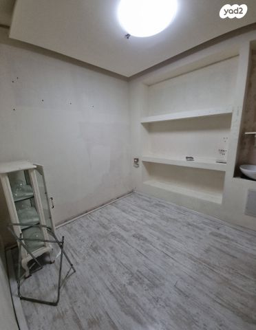 חנויות/ שטח מסחרי, יהושע רבינוביץ 56, בן גוריון, חולון