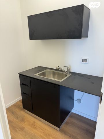 משרדים, ילדי טהרן 8, ראשון לציון