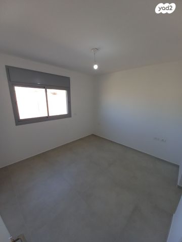 דירת גן, אירוסים 33, מבוא שקד, ערד