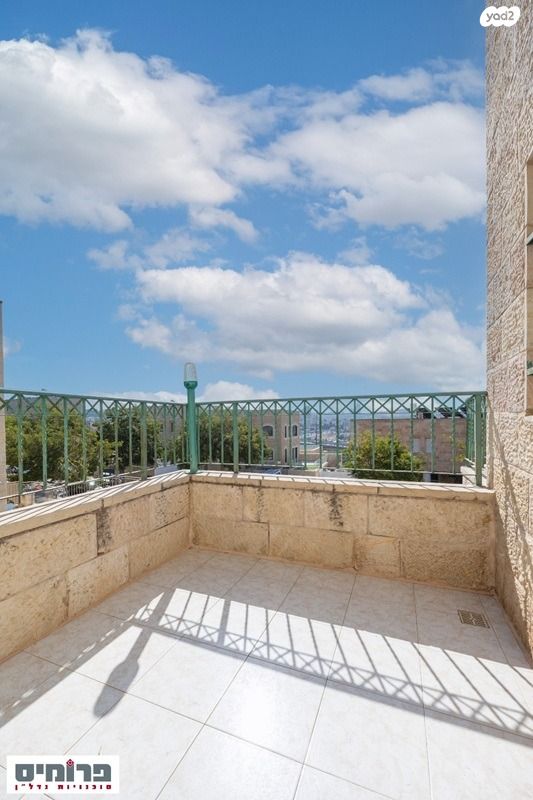 דו משפחתי, גדעון האוזנר, בית וגן, ירושלים