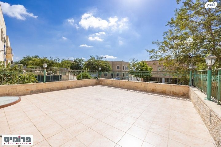 דו משפחתי, גדעון האוזנר, בית וגן, ירושלים