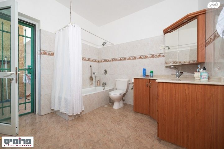 דו משפחתי, גדעון האוזנר, בית וגן, ירושלים