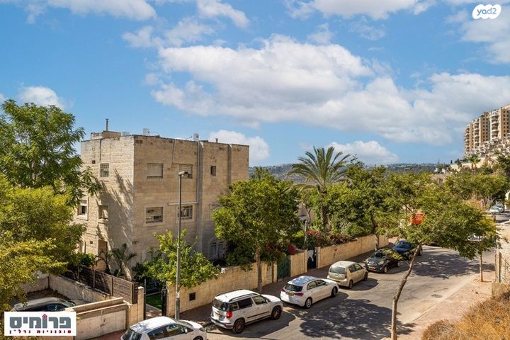 דו משפחתי, גדעון האוזנר, בית וגן, ירושלים