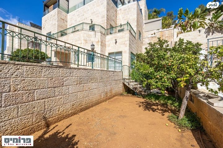 דו משפחתי, גדעון האוזנר, בית וגן, ירושלים