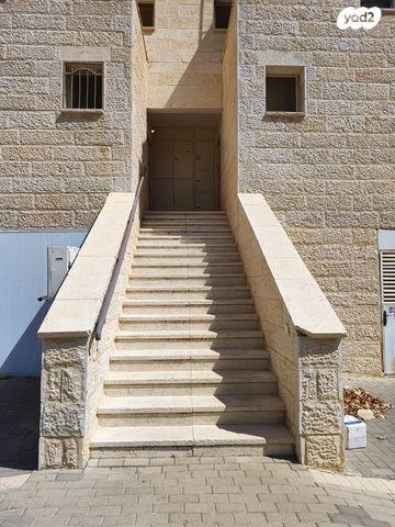 דופלקס, אדם - גבע בנימין