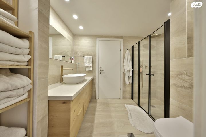 גג/ פנטהאוז, מנחם בגין 34, נווה גנים, קרית מוצקין