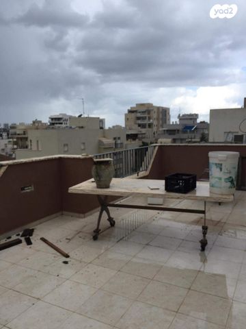 גג/ פנטהאוז, ה' באייר, שעריים, רחובות