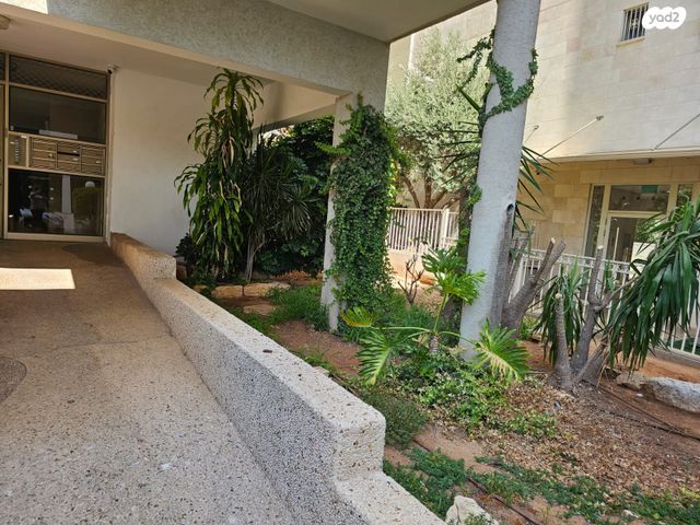 גג/ פנטהאוז, ה' באייר, שעריים, רחובות