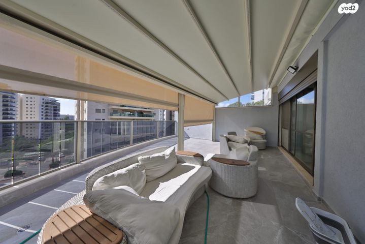 גג/ פנטהאוז, מנחם בגין 34, נווה גנים, קרית מוצקין