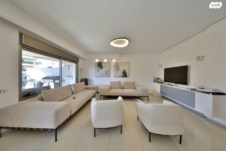 גג/ פנטהאוז, מנחם בגין 34, נווה גנים, קרית מוצקין