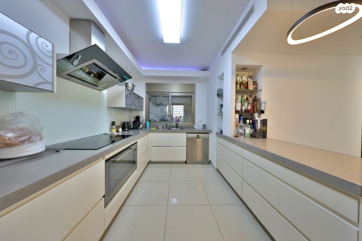 גג/ פנטהאוז, מנחם בגין 34, נווה גנים, קרית מוצקין