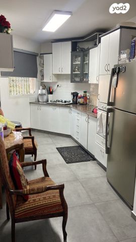 דירה, האלון, קדימה צורן