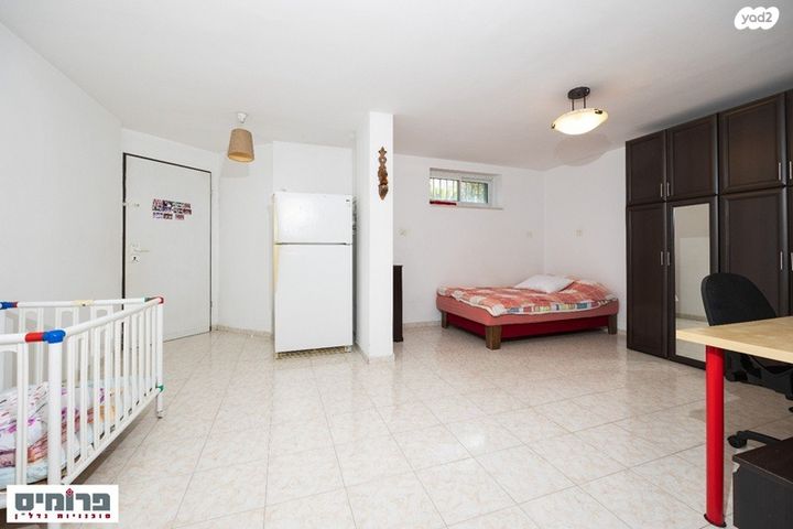 דו משפחתי, גדעון האוזנר, בית וגן, ירושלים