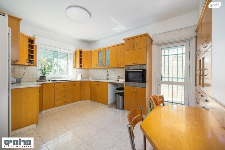 דו משפחתי, גדעון האוזנר, בית וגן, ירושלים