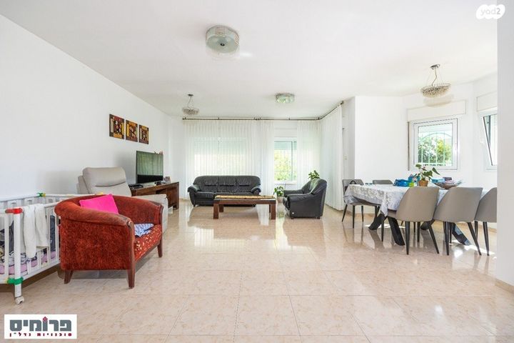 דו משפחתי, גדעון האוזנר, בית וגן, ירושלים