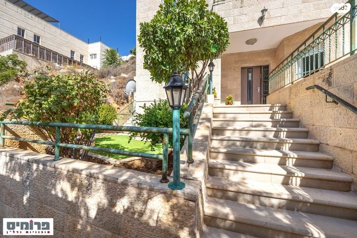 דו משפחתי, גדעון האוזנר, בית וגן, ירושלים