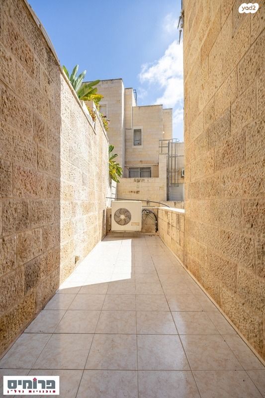 דו משפחתי, גדעון האוזנר, בית וגן, ירושלים