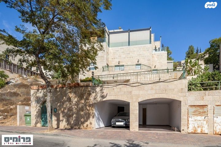 דו משפחתי, גדעון האוזנר, בית וגן, ירושלים