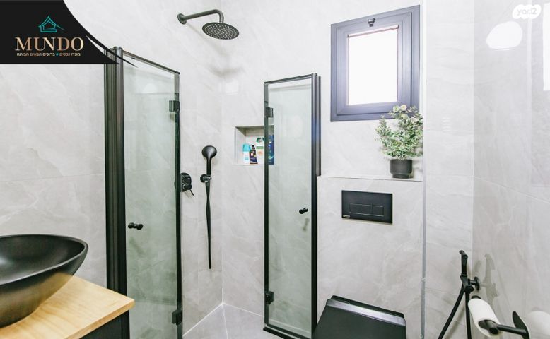 דו משפחתי, אפרים קישון, קרית האמנים, מצליח, רמלה