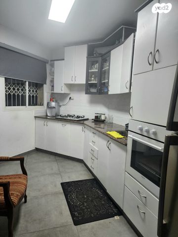 דירה, האלון, קדימה צורן