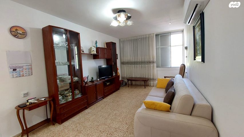 דירה, נתן אלבז, הראשונים, שלומי