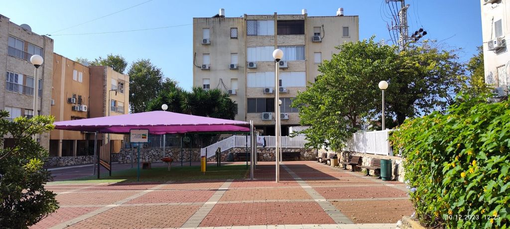 דירה, נתן אלבז, הראשונים, שלומי