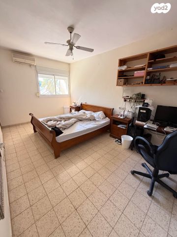 דירה, ברל כצנלסון, שיכוני מזרחי, כפר סבא