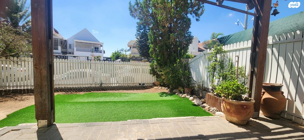 דירת גן, השעורה, בני עי"ש